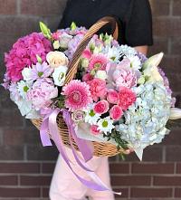 Цветочная композиция из Розы, Хризантемы, Пионы и Лизиантусы в корзине в Супонево