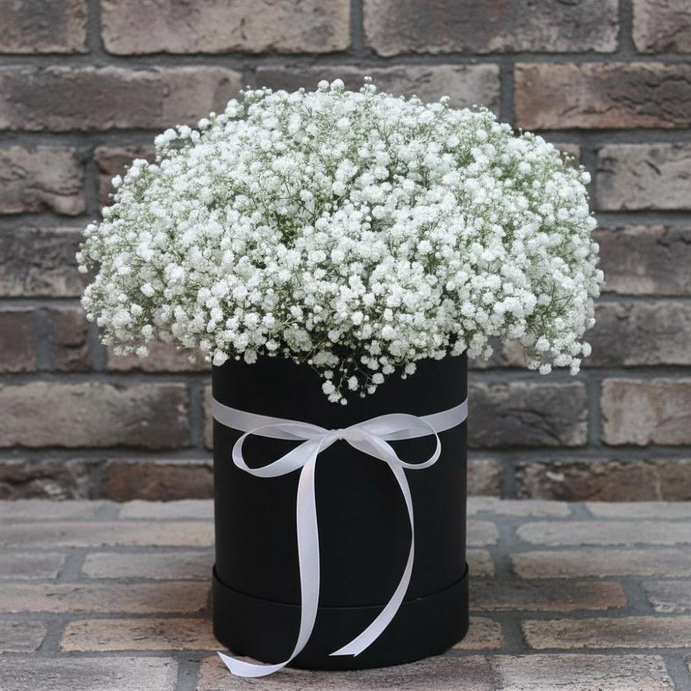 Цветочная композиция из Гипсофила в шляпной коробке в Супонево