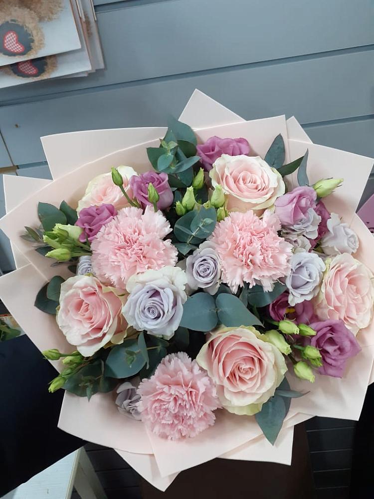 Букет цветов из: Розы, Гвоздики и Лизиантусы в Супонево